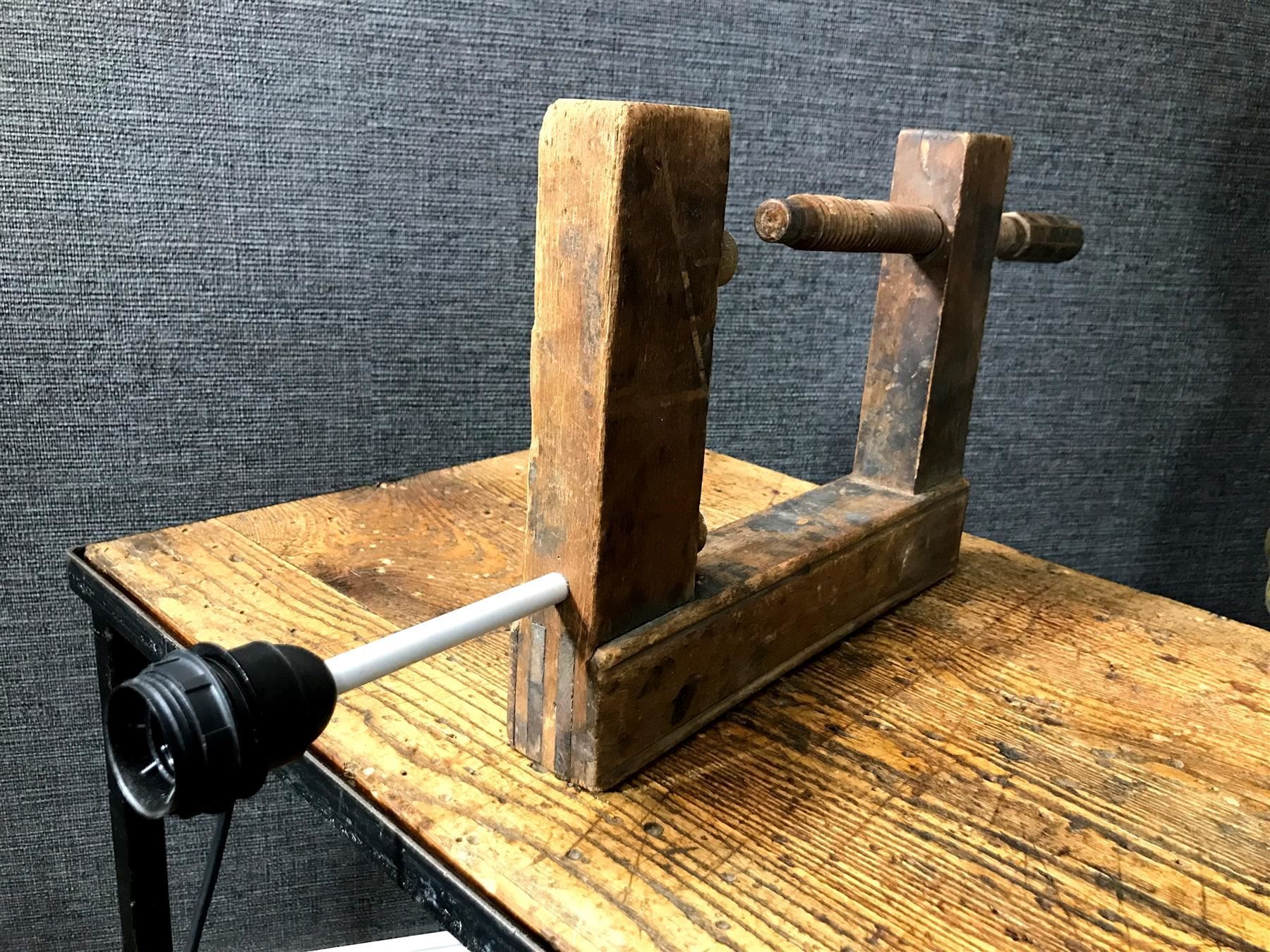 Lampade: Lampe aus antiker Schraubzwinge – Usato da Laufenburg venduto da industrial-silence 4