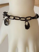 Schwarzes Bettelarmband mit Schloss-Anhängern