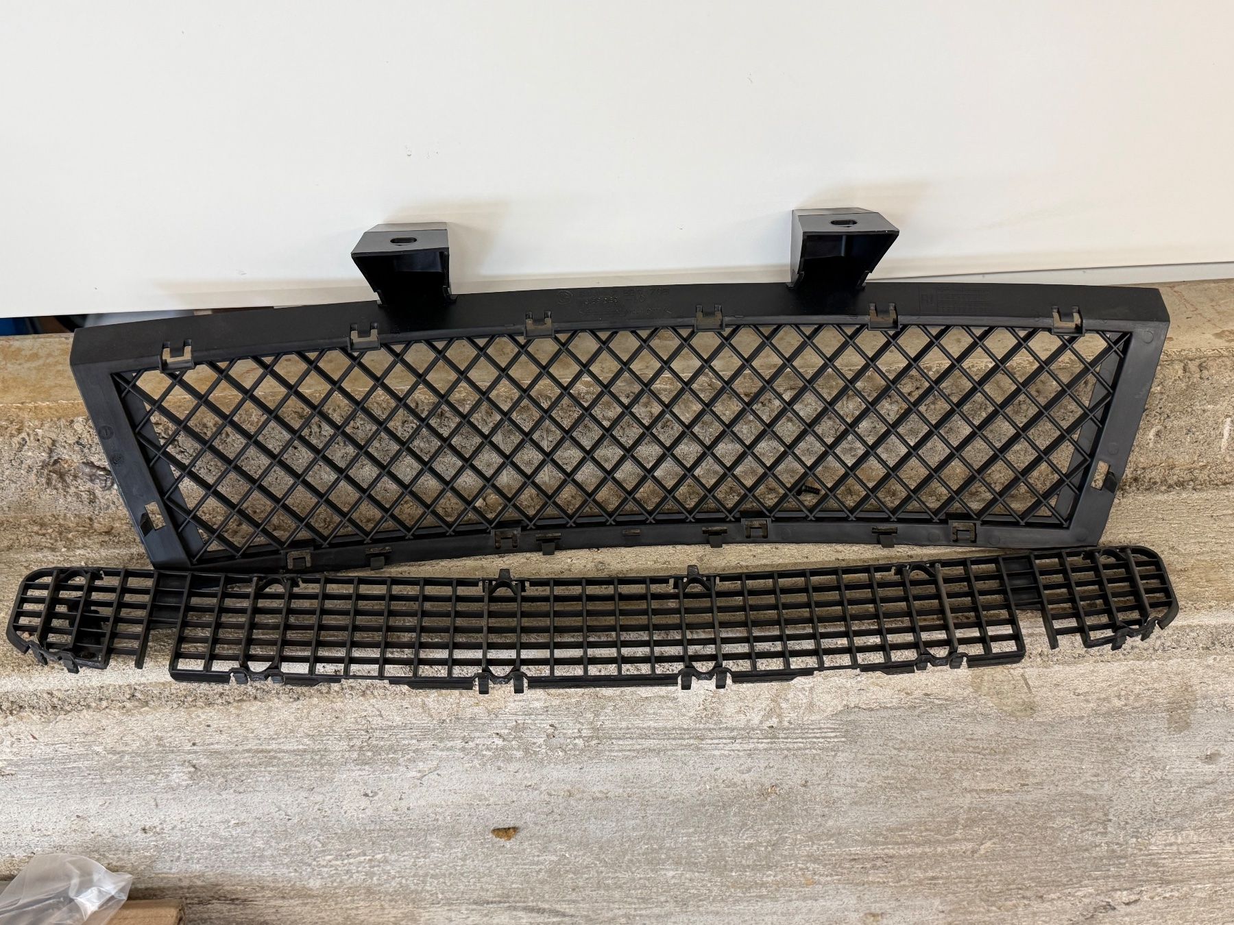 BMW Tutti pezzi di ricambio auto: BMW Compact E46 Frontschutz- & Abdeckung f Scheibenwischer – Nuovo e nell'imballaggio originale da Reinach BL venduto da the_Advocat 1