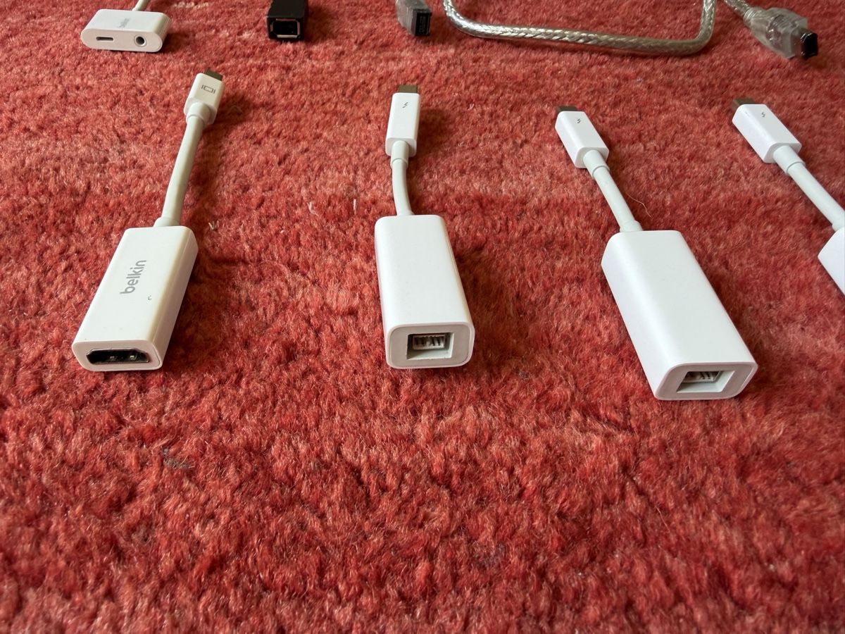Apple Unità & Adattatore: Apple & Belkin Adapter für Mac, Fire Wire, Thunderbolt, HDMI – Usato da Biel/Bienne venduto da SirRolf 1