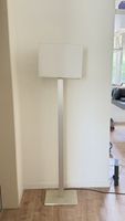 Moderne Stehlampe in Weiss 
