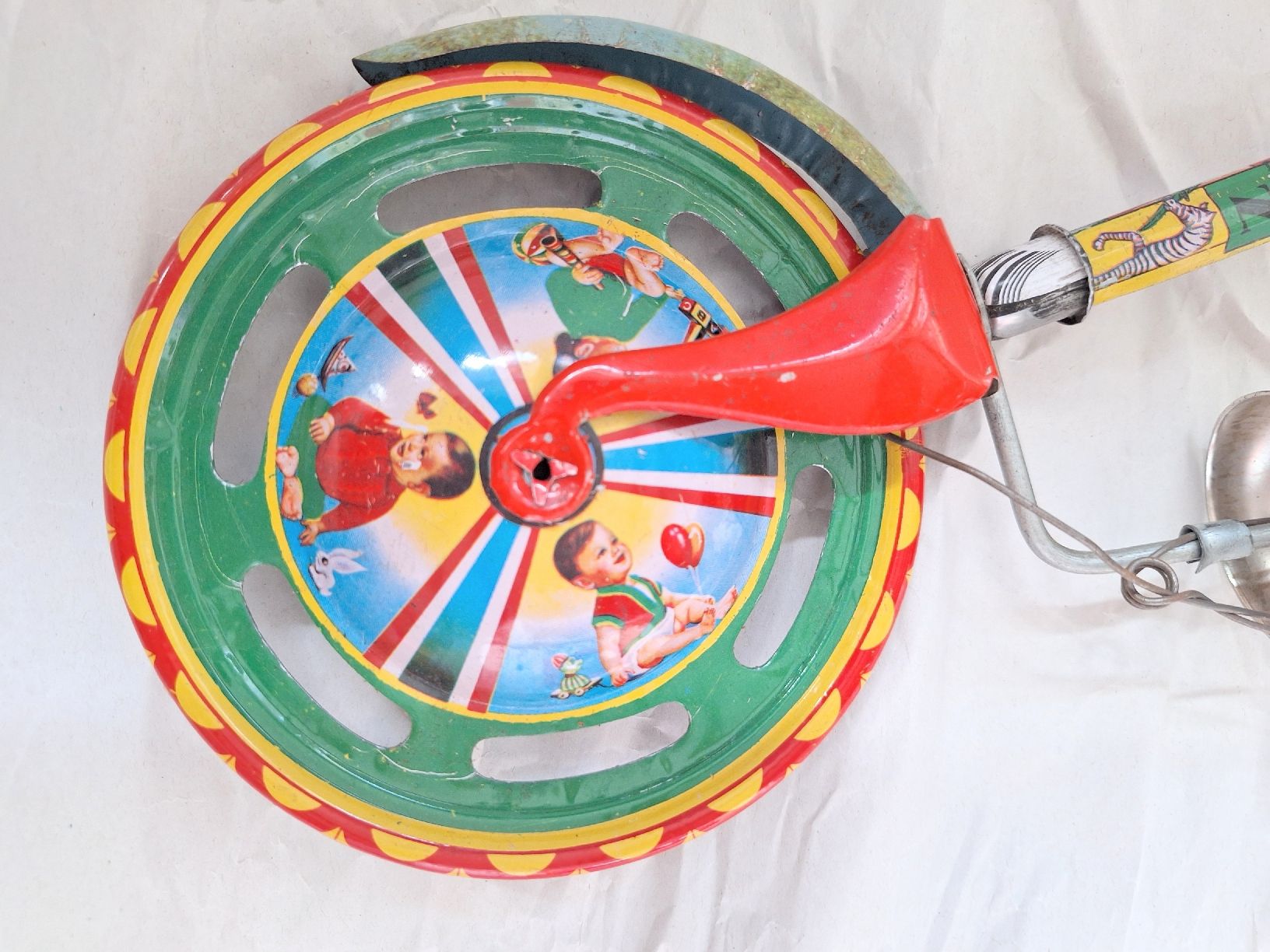 Giocattoli: Mid-Century tin push wheel with working bell – Usato da Volketswil venduto da LisaSch1 5