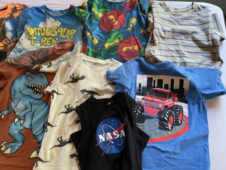 11 T-Shirts, Dinosauriern und Helden, Gr. 134-140