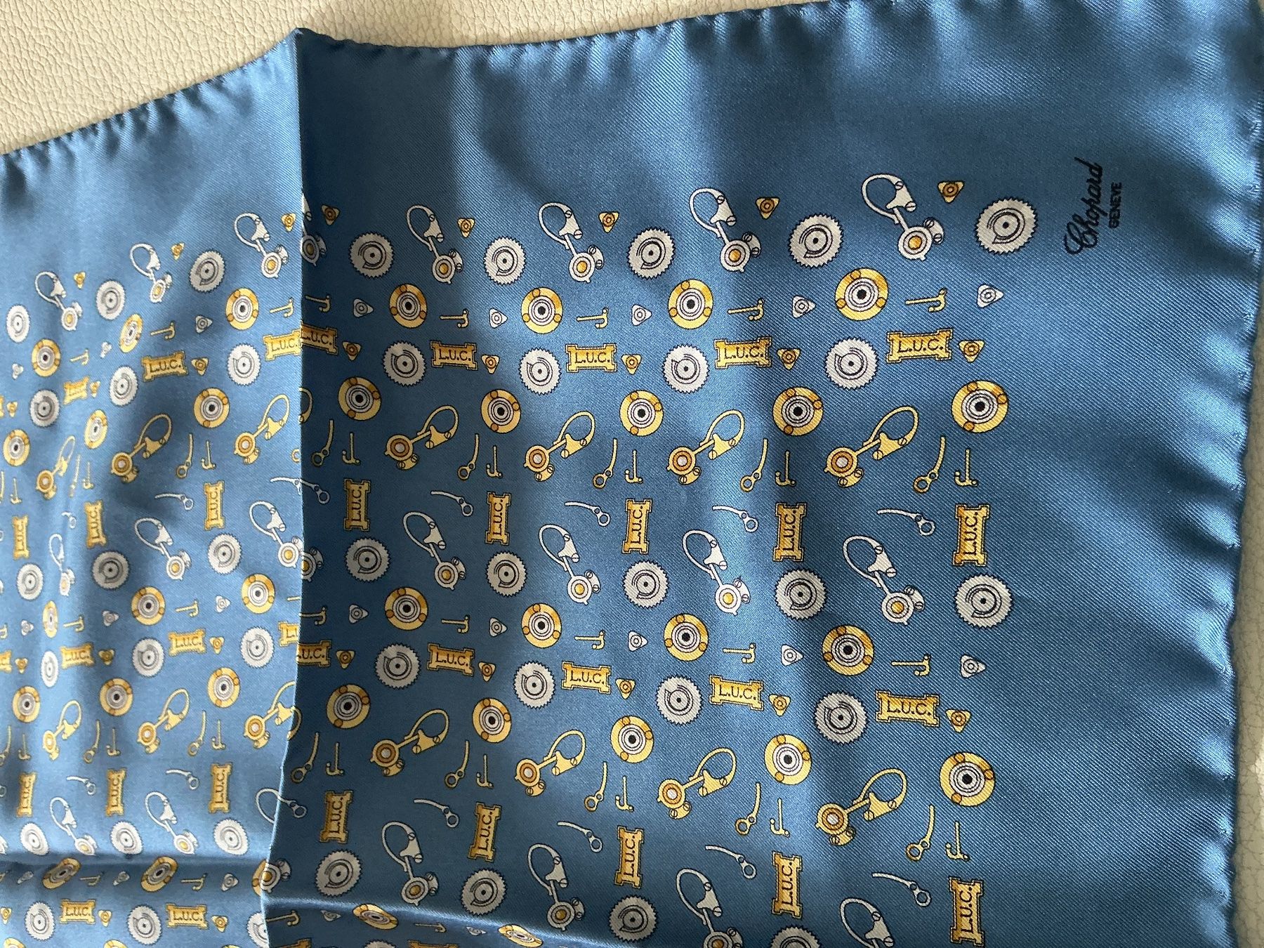 Chopard Foulards & écharpes: Chopard Seidentuch blau gemustert gebraucht – D'occasion à Wettingen par Andres54