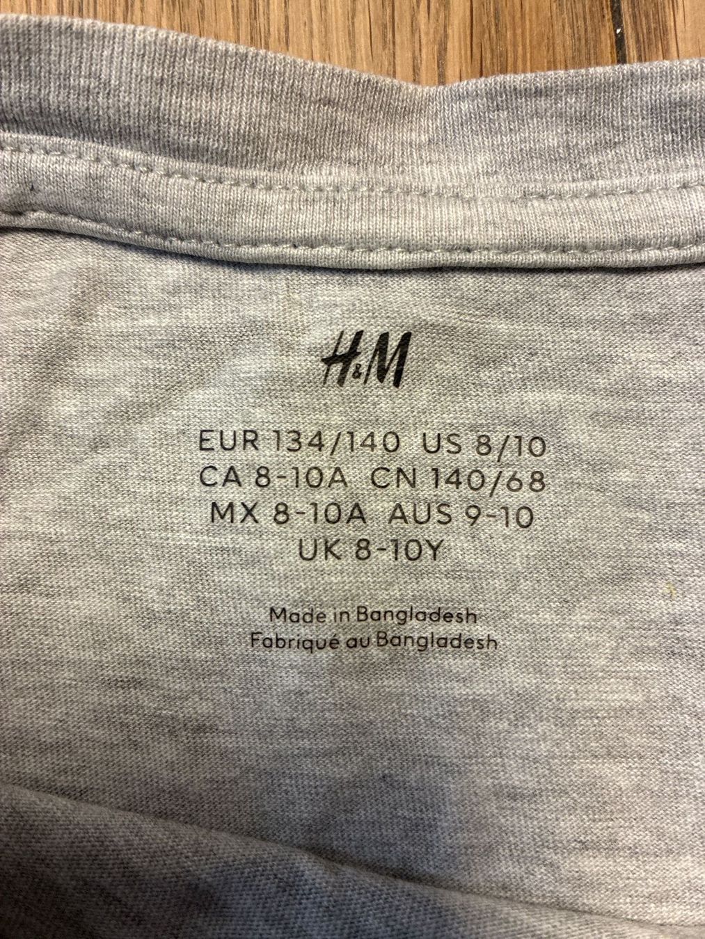 H&M Hemden, T-Shirts & Polos: H&M T-Shirt grau Grösse 134/140 – Gebraucht aus Guntershausen von Gloominati 1