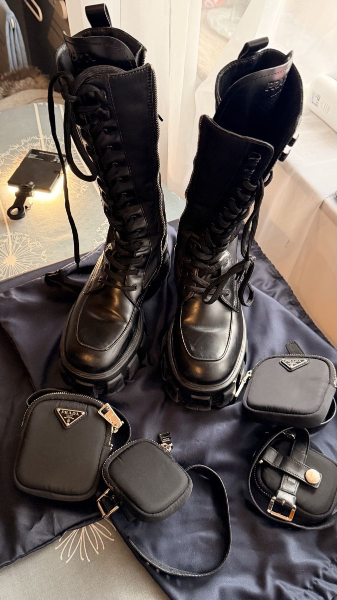 Prada Scarpe da donna: PRADA Black Leather Boots Size 37. Great Condition! – Usato da Zürich venduto da ele_5wrd