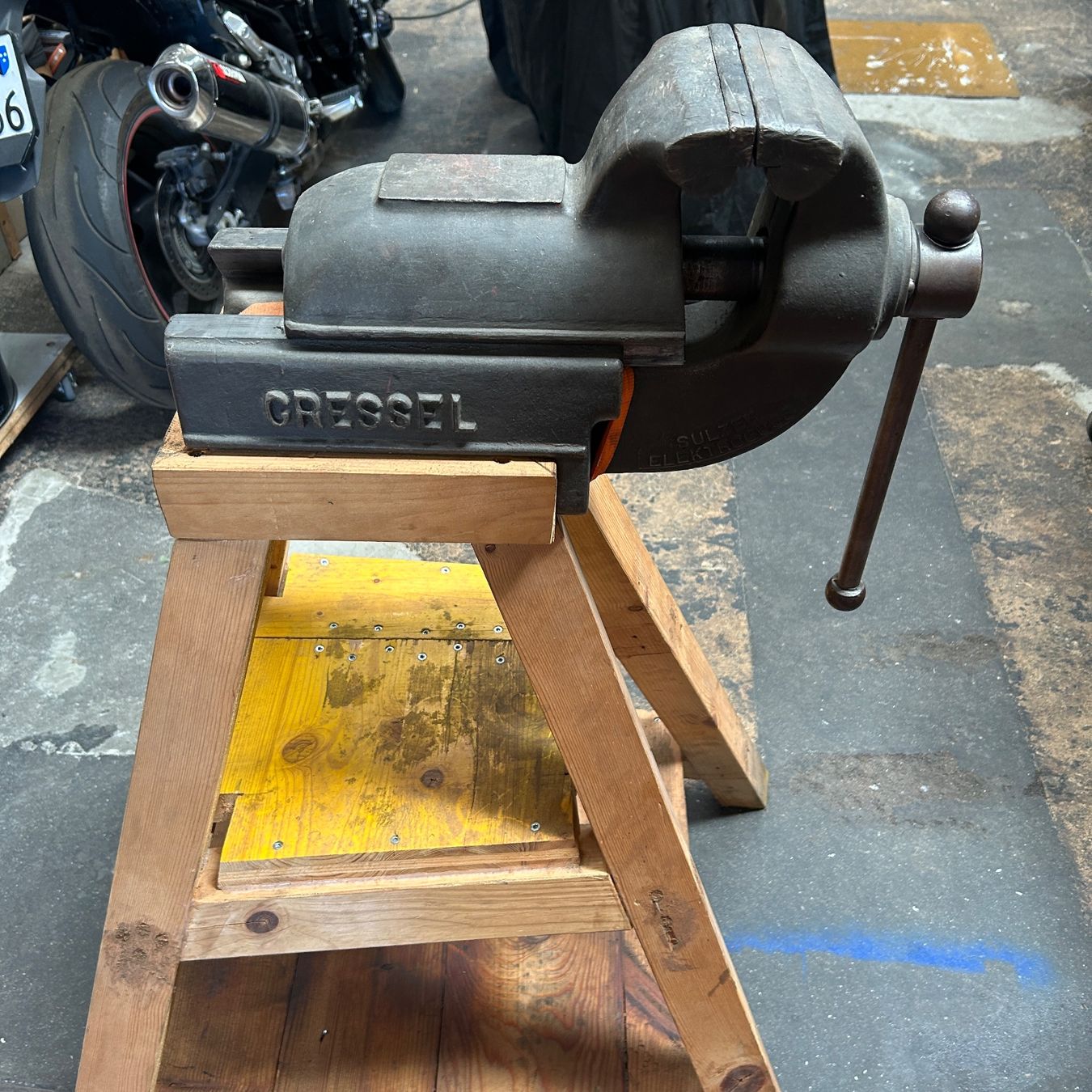 Gressel Alle Werkzeuge: Grosser Massiver Gressel Schraubstock 150mm auf solidem Bock – Gebraucht aus Untersiggenthal von sinamoll 1