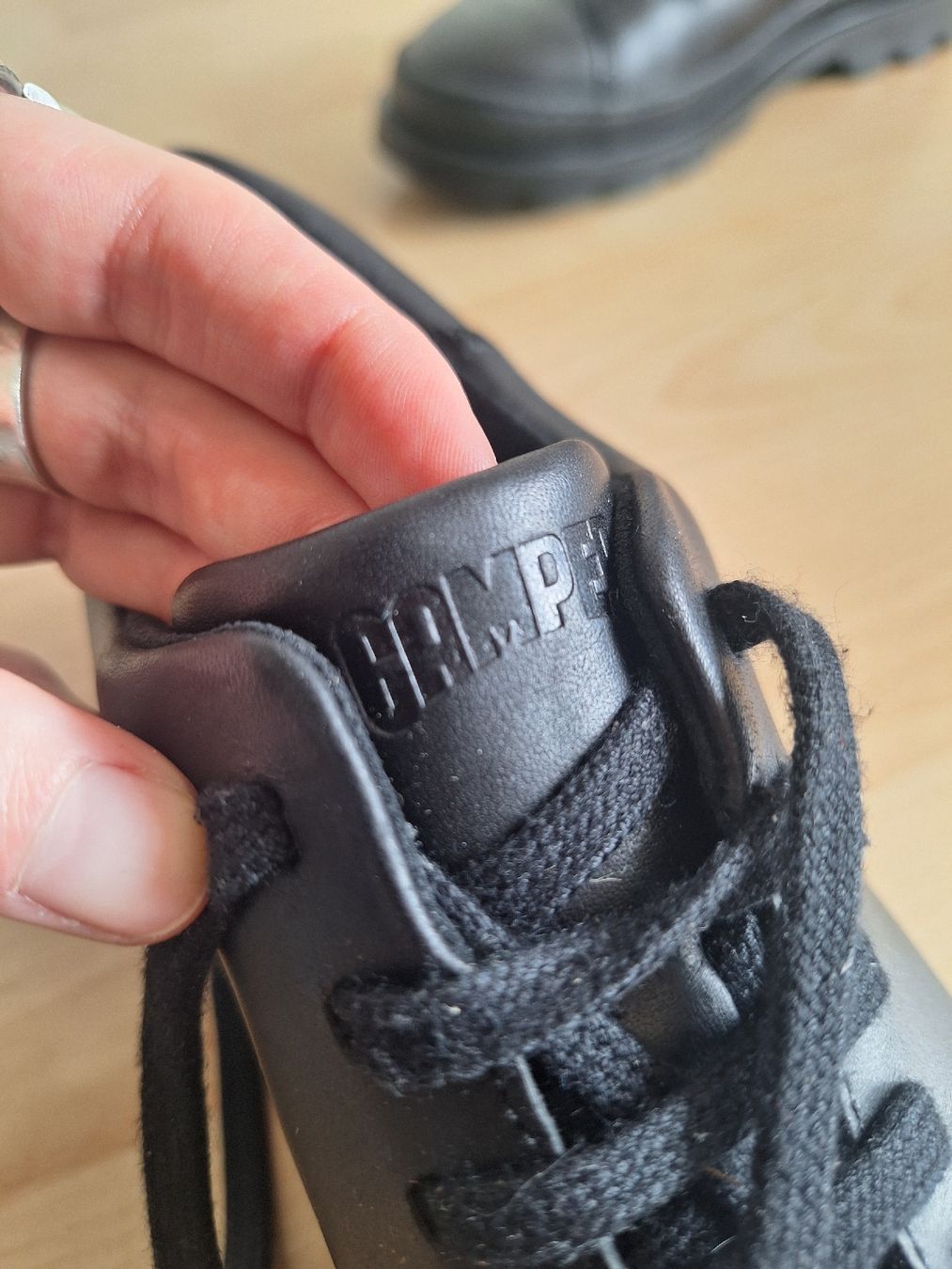 Camper Scarpe da donna: Schwarzer Camper Lederturnschuh, Gr. 40 – Usato da Zürich venduto da Zelda14 4