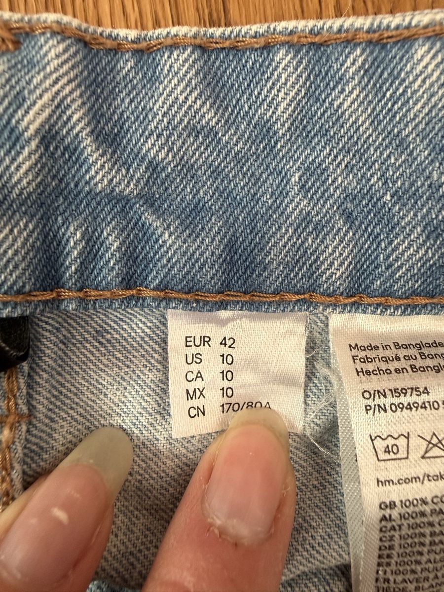 Jeans: Leichte Jeans-Shorts Gr. 42 – Usato da Hüttwilen venduto da sar_8gj7 1