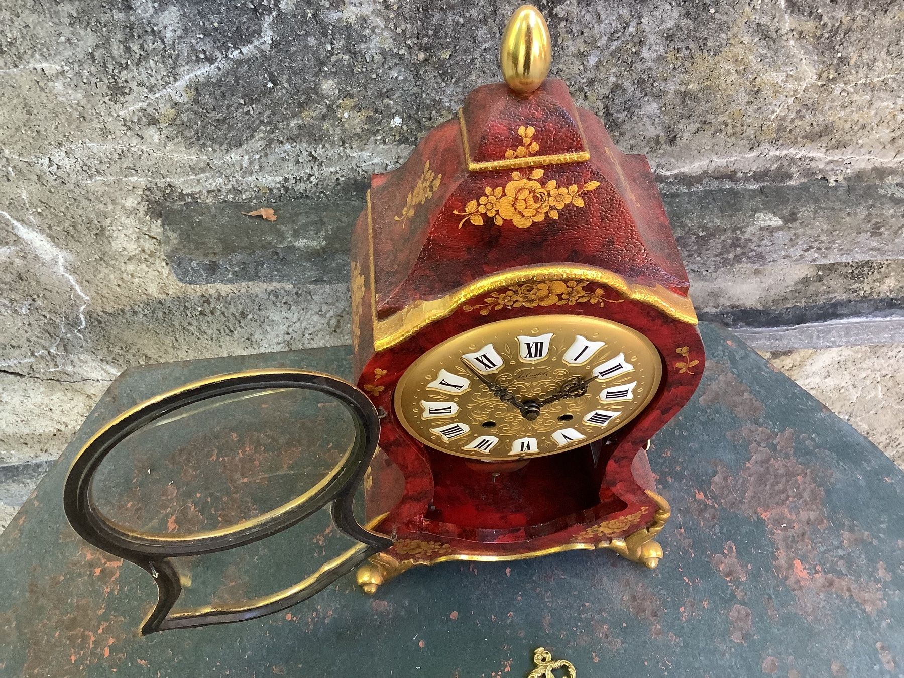 Stand- & Wanduhren: Pendule Le Castel rot bemalt mit Schlüssel – Gebraucht aus Flaach von Monisoldshop 3