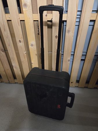 Hartschalenkoffer Werkzeug schwarz mit Rollen, gebrauch