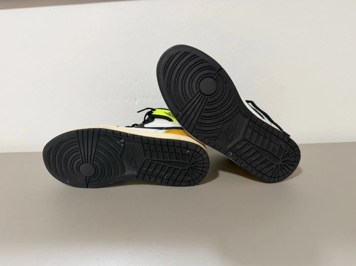 Jordan Scarpe da uomo: jordan 1 retro high white black volt university gold  – Usato da Vich venduto da yva_pgr7 7