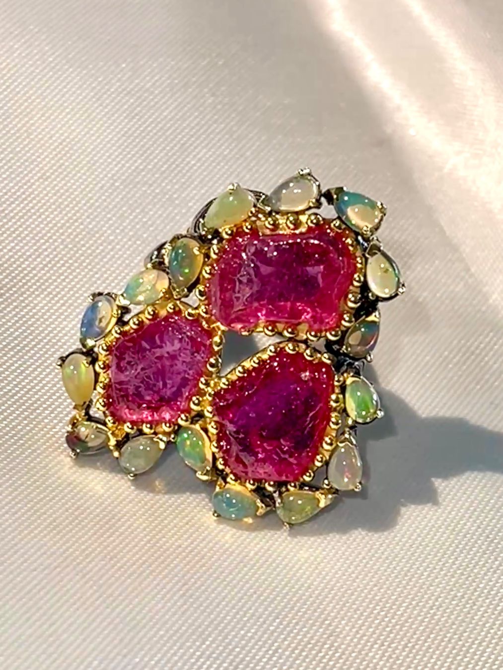 Llan Valls Joies Anelli: Natural Rough Ruby Slabs & Opals Black Rhodium SS925 Ring – Nuovo (secondo la descrizione) da Birsfelden venduto da Brut 5