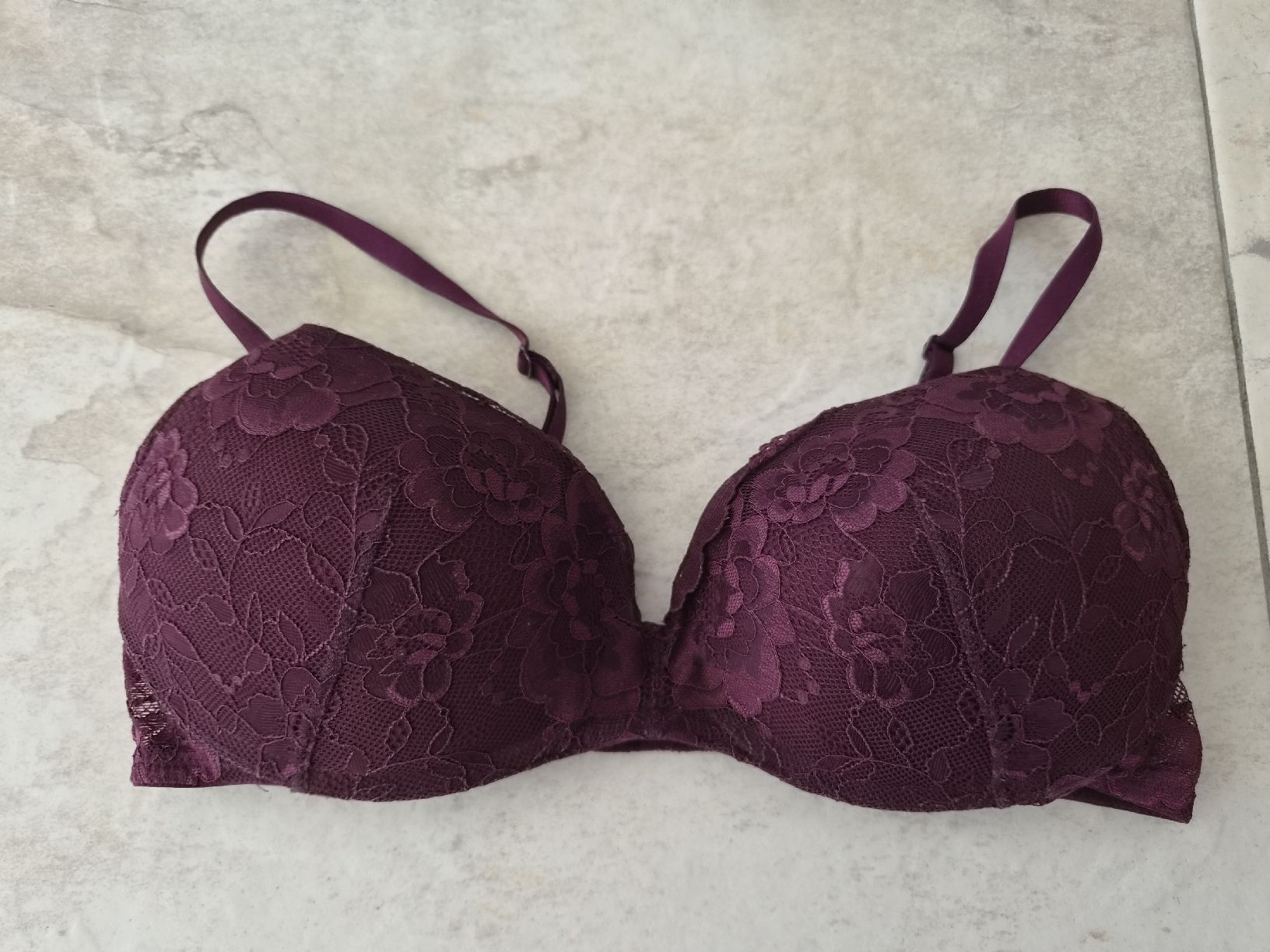 Autres dessous: Damen-BH Spitze, bordeaux, Grösse 75 B  – D'occasion à Niederrohrdorf par Miripfiri