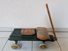 Spielzeug-Handwagen mit Fass und Sack dunkelgrün