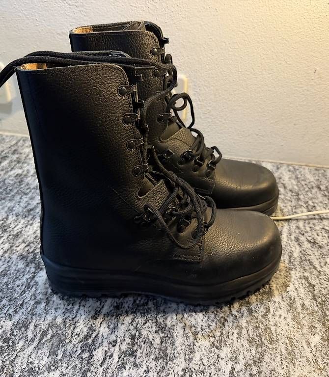 Scarpe da donna: Scarpe militari robuste e come nuove  ottima qual – Usato da Castione venduto da mom_f6jd