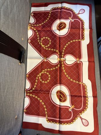 Foulard Cartier motif chaînes rouge et or soie bon état