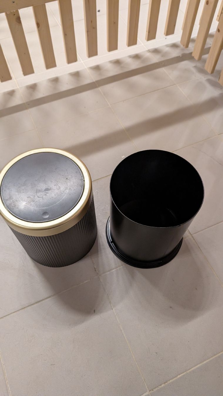 Cestini per rifiuti: Chic Black & Gold Touch-Top Waste Bin – Usato da Liestal venduto da ericx.oc 3