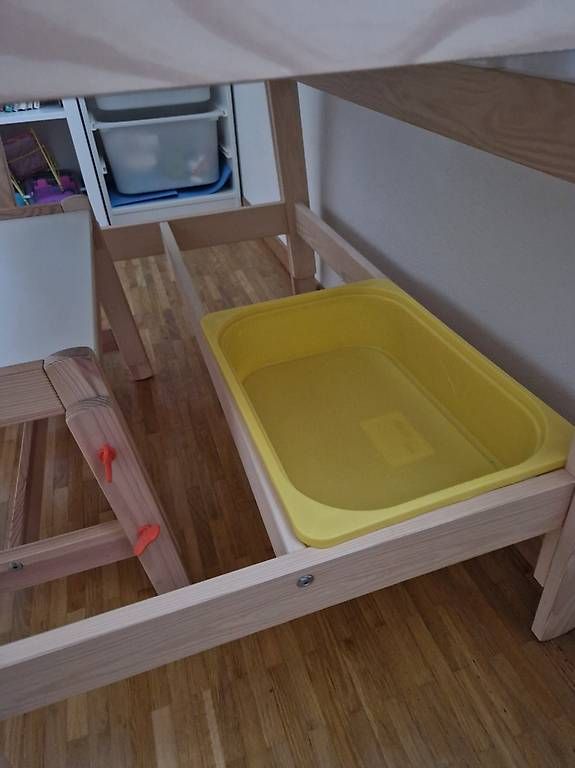Ikea Scrivanie: Kinderpult von IKEA – Usato da Rapperswil SG venduto da dfc28 1