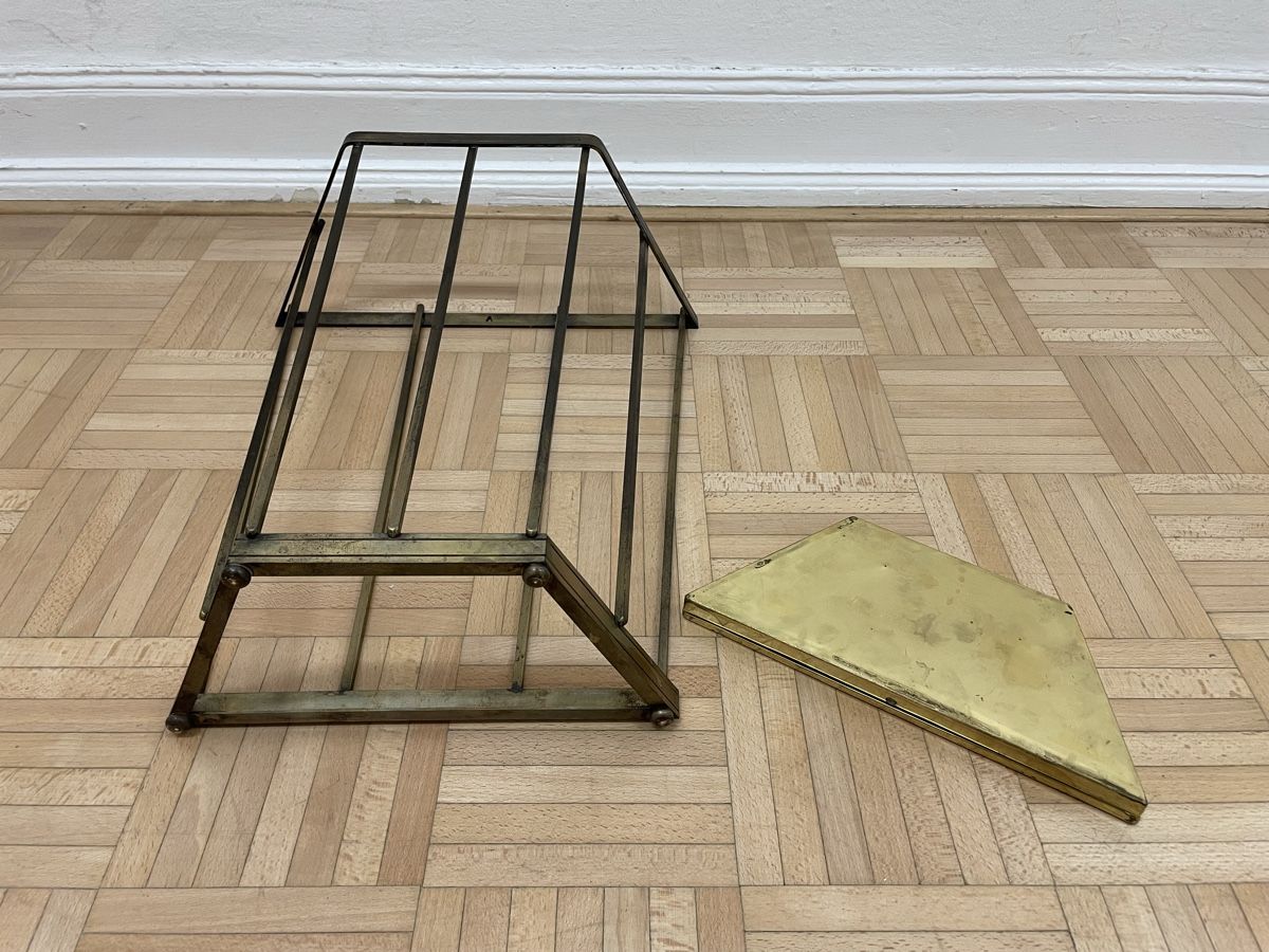 Sonstige Büroeinrichtungen: Schlichter Art Deco Messing Schirmständer Wandschirmständer – Gebraucht aus Zürich von Vintagewiesel 6