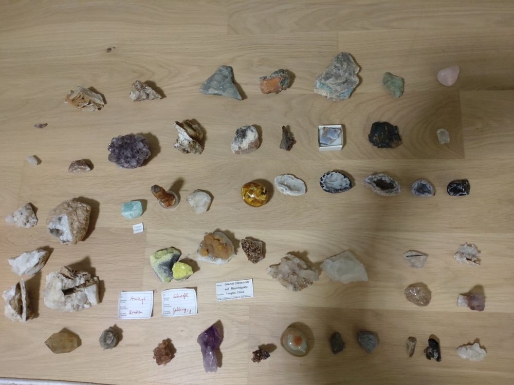 50-teilige Edelsteine / Mineralien sammlung mit Vitrine (Gebraucht) in ...