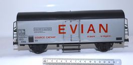 GEDECKTER GÜTERWAGEN MIT METALLACHSEN EVIAN LIMA SPUR 0