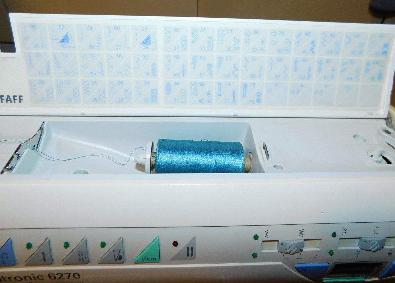 Pfaff Machines à coudre: Pfaff Tiptronic 6270 IDT System, mit ca.100 Nähgarnspulen – D'occasion à Villnachern par Niggo0 2