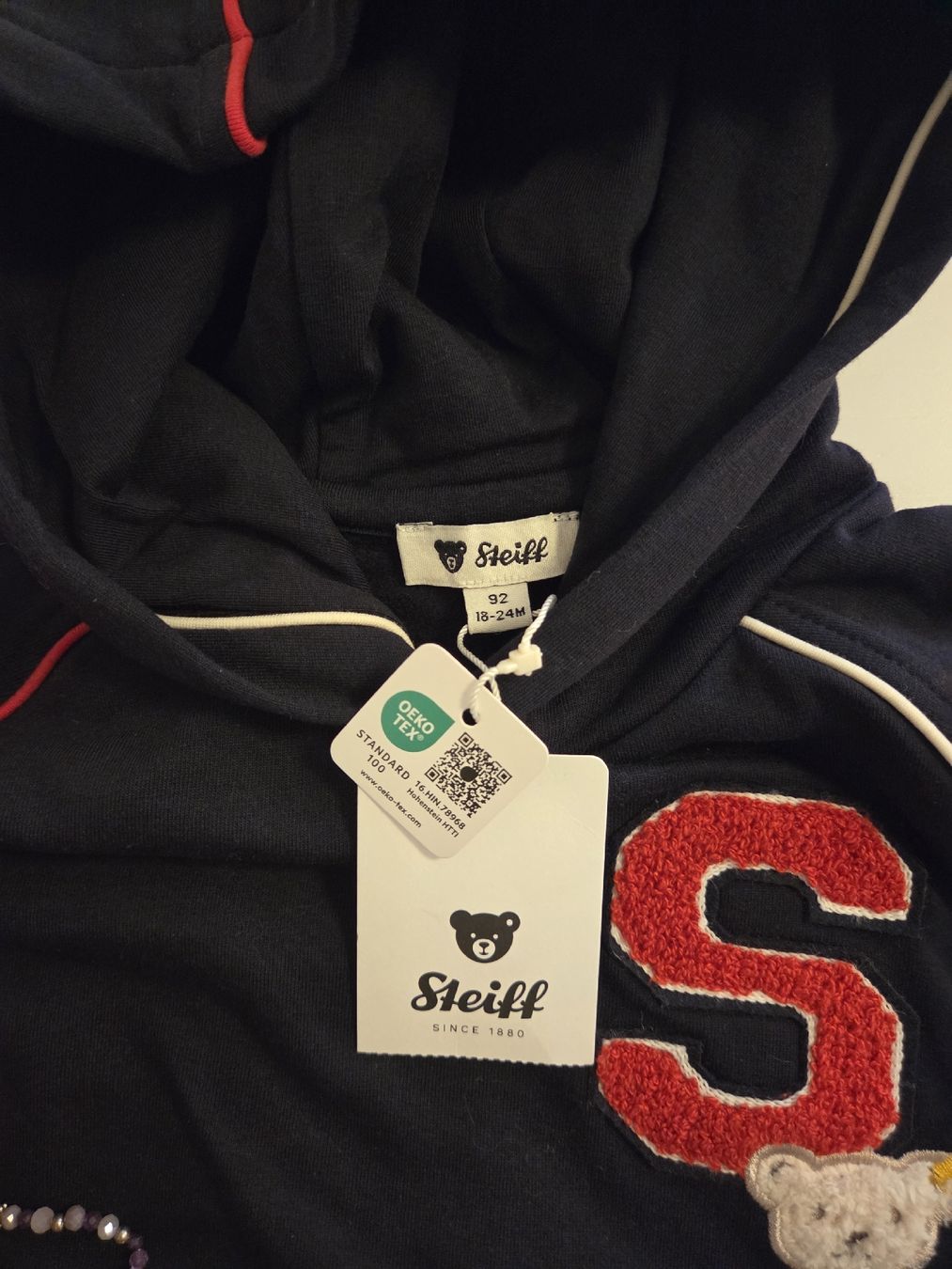 Steiff Maglioni & Felpe: Steiff Kapuzenpullover Gr.92 Dunkelblau mit rotem S &Bär Neu – Nuovo e nell'imballaggio originale da Bäch SZ venduto da Wundi100 1