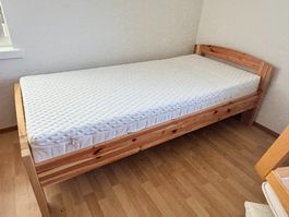 Einzelbett mit Matratze – guter Zustand