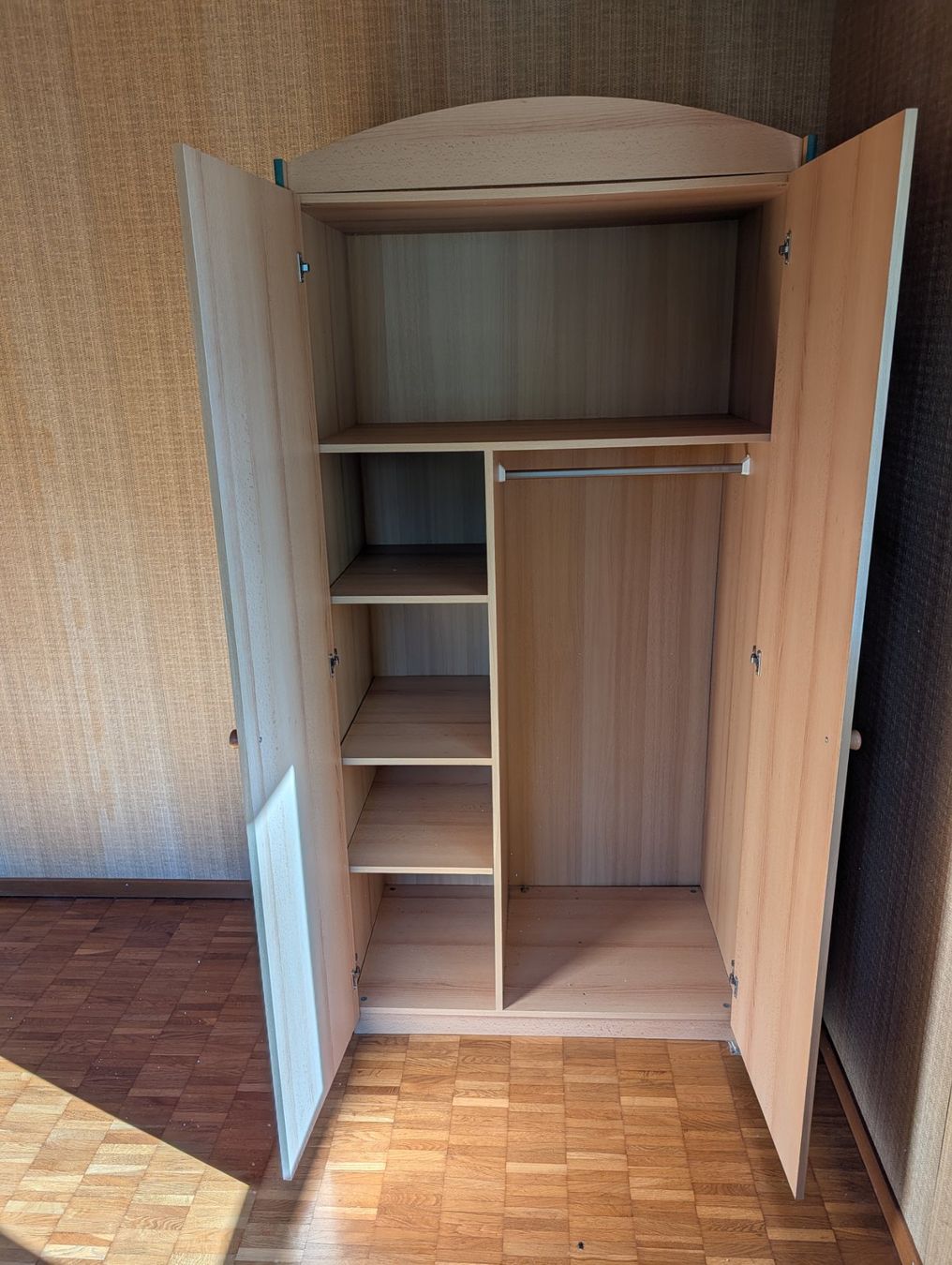 Schränke: Heller Kleiderschrank – Gebraucht aus Ennetaach von D0zz3r