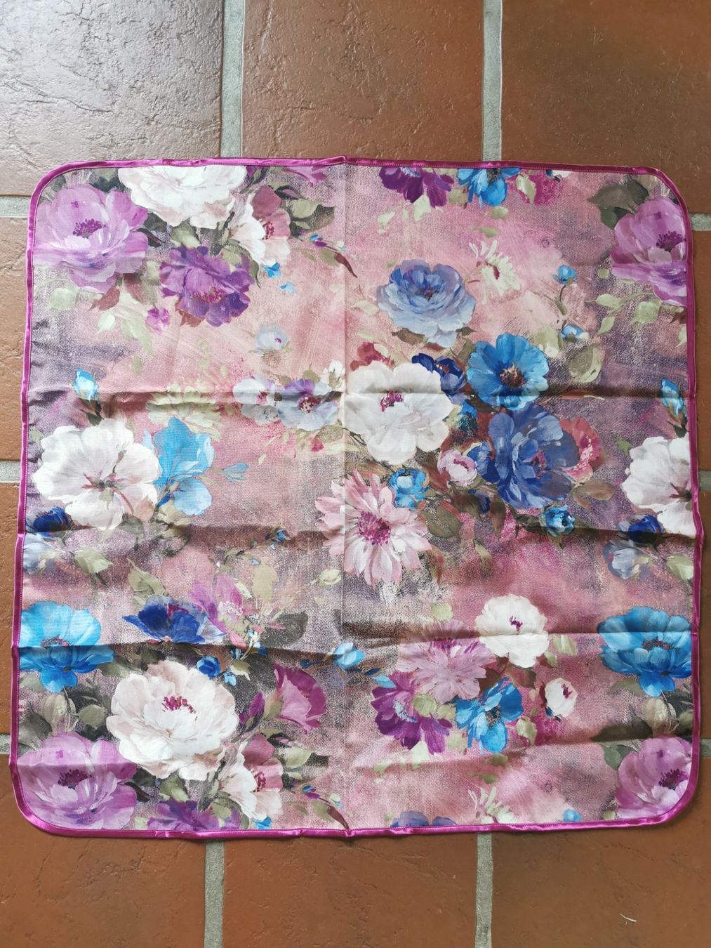 Altra biancheria da tavola: Barbara; Tischdecke / Tischtuch mit Blumen 77x77cm – Usato da Boniswil venduto da Totomat-Lady2