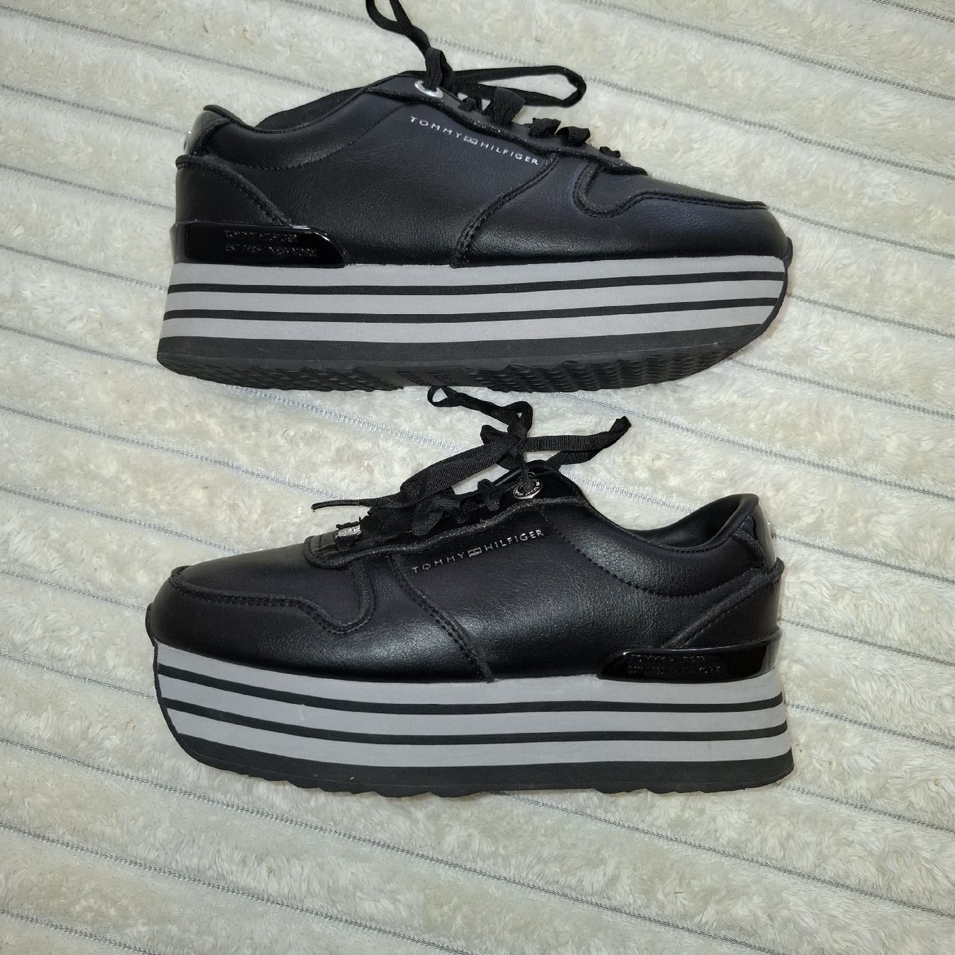Tommy Hilfiger Scarpe da donna: Baskets Compensées TOMMY HILFIGER Plateforme Noires - 36 – Usato da Le Locle venduto da QualiteExpress