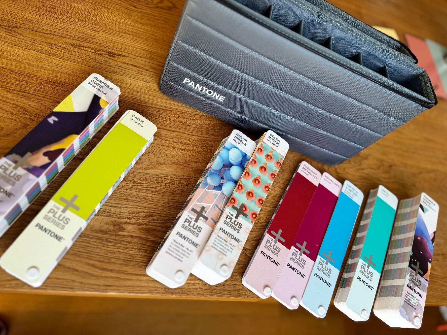 Colori: PANTONE portable guide studio Nuancier + Series - Neuwertig – Usato da Remaufens venduto da Initiale5 1