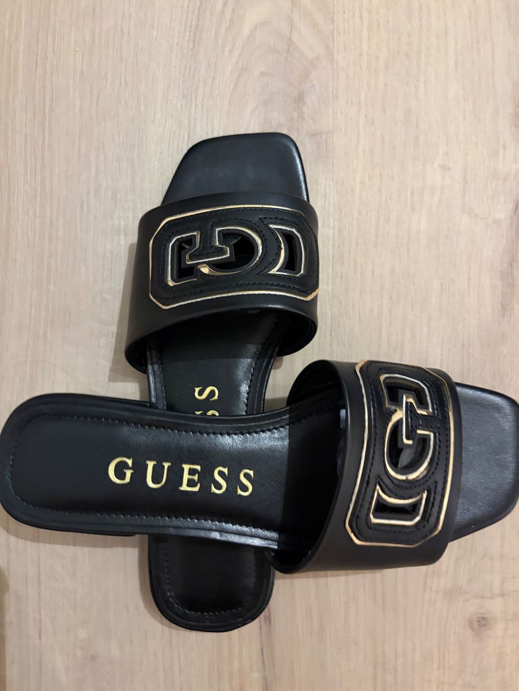 Guess Damenschuhe: Guess Tarisha black/gold Pantolette – Gebraucht aus zürich von sunnyredchilli 1