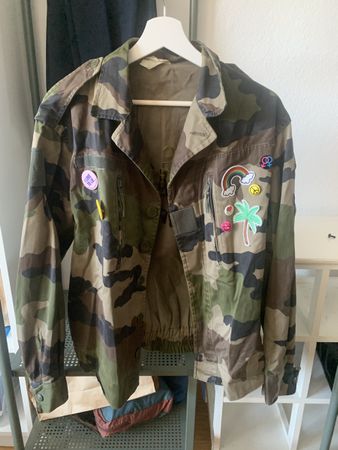 CAMOUFLAGE JACKET MIT PATCHES & ABNEHMBAREN BUTTONS