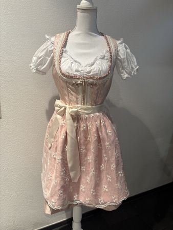 Dirndl mit Spitzenschürze 