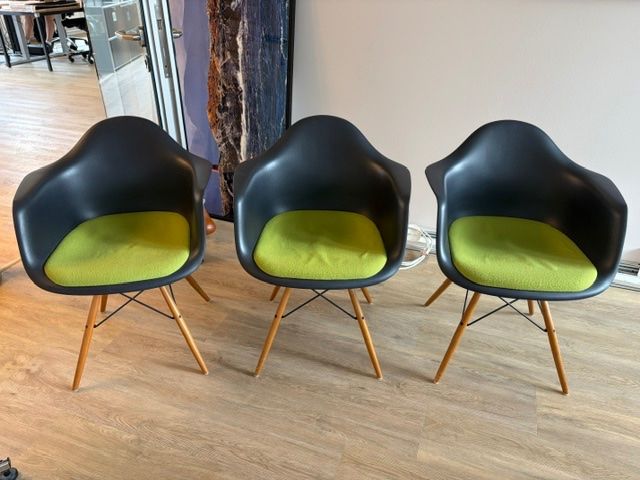 Vitra Chaises: 3 Original Eames Plastic Armchairs – D'occasion à Zürich par Catherine1966