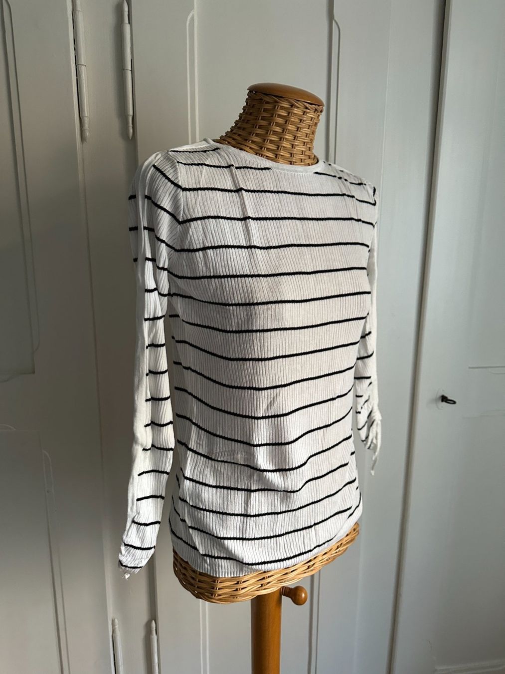 Mango T-shirts: MANGO - Langarmshirt weiss-schwarz XS – D'occasion à Zürich par Diazaio 1