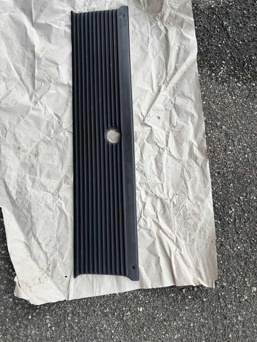 BMW Tutti pezzi di ricambio auto: E21 Heckblende – Usato da Grenchen venduto da Netii10 1