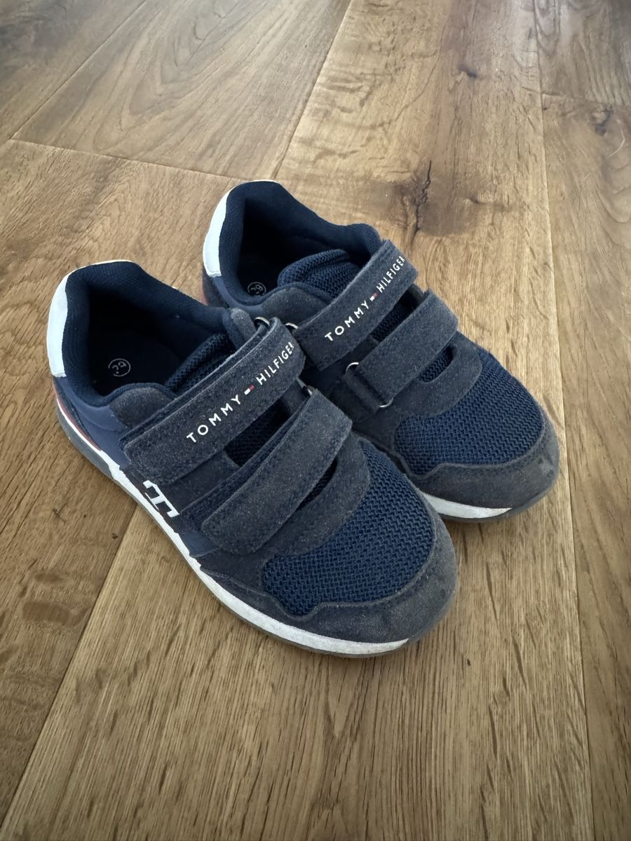 Tommy Hilfiger Schuhe für Jungen: Tommy Hilfiger Turnschuhe Grösse 29 – Gebraucht aus Dübendorf von adb90
