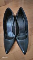 Schuhe mit modernen Absätzen, echtes schwarzes Leder aus Ita