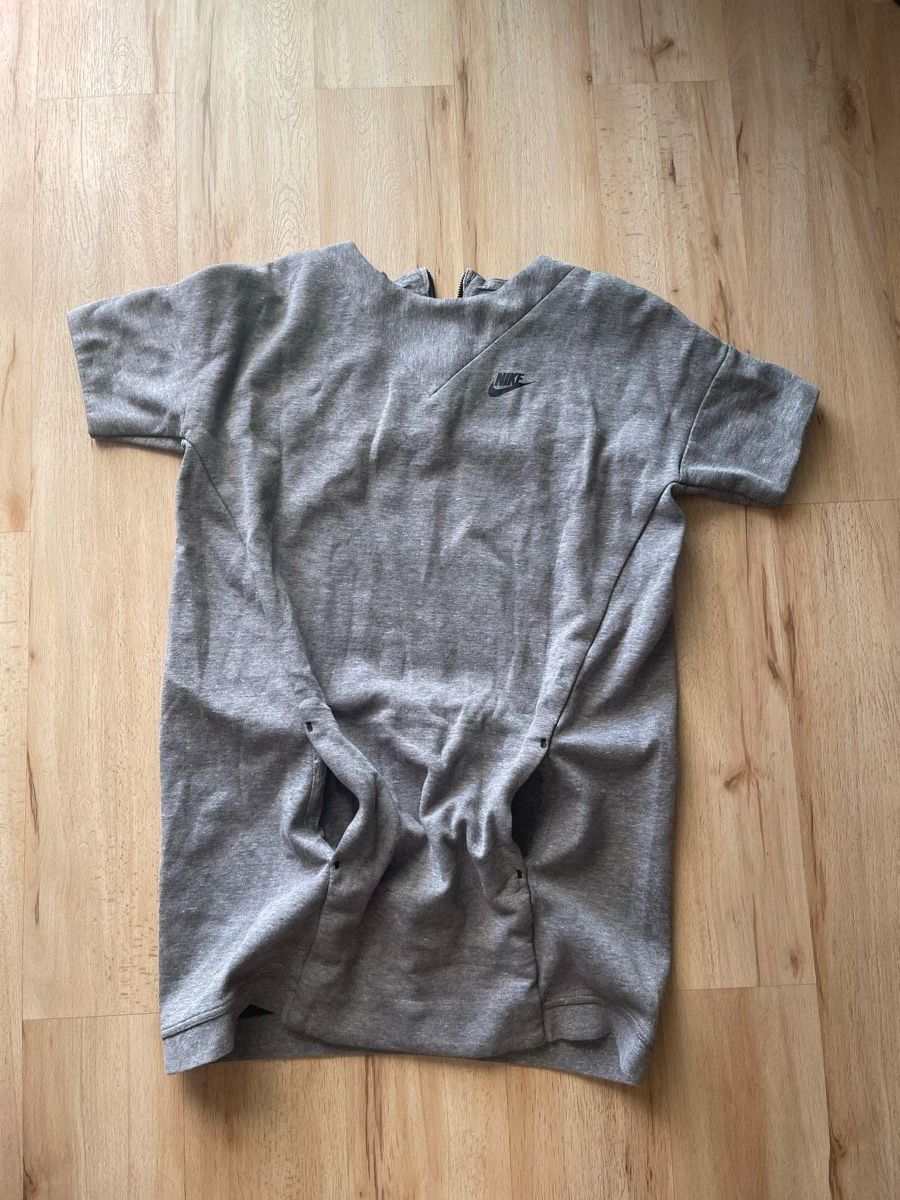 Nike Vestiti: Robe sweat Nike gris S bon état – Usato da Kloten venduto da Vermicelles 4