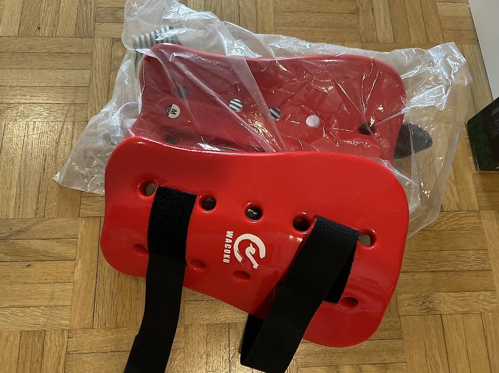 Schutz & Schoner: Protège tibia – Neu und originalverpackt aus Lausanne von vei_9lfn
