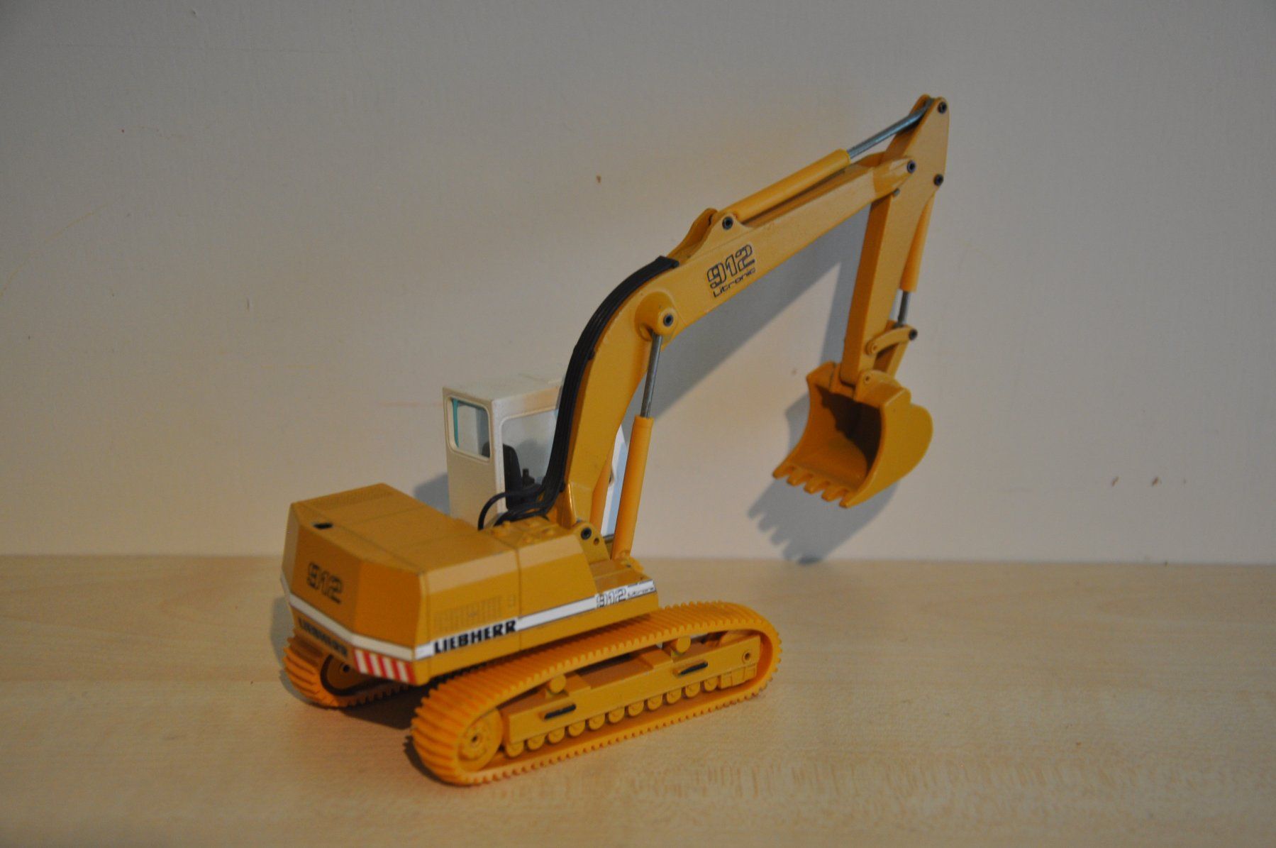 Conrad Kit di modellismo & Modellini statici: LIEBHERR R 912 Raupenbagger – Difettoso da Mitlödi venduto da worker04 2