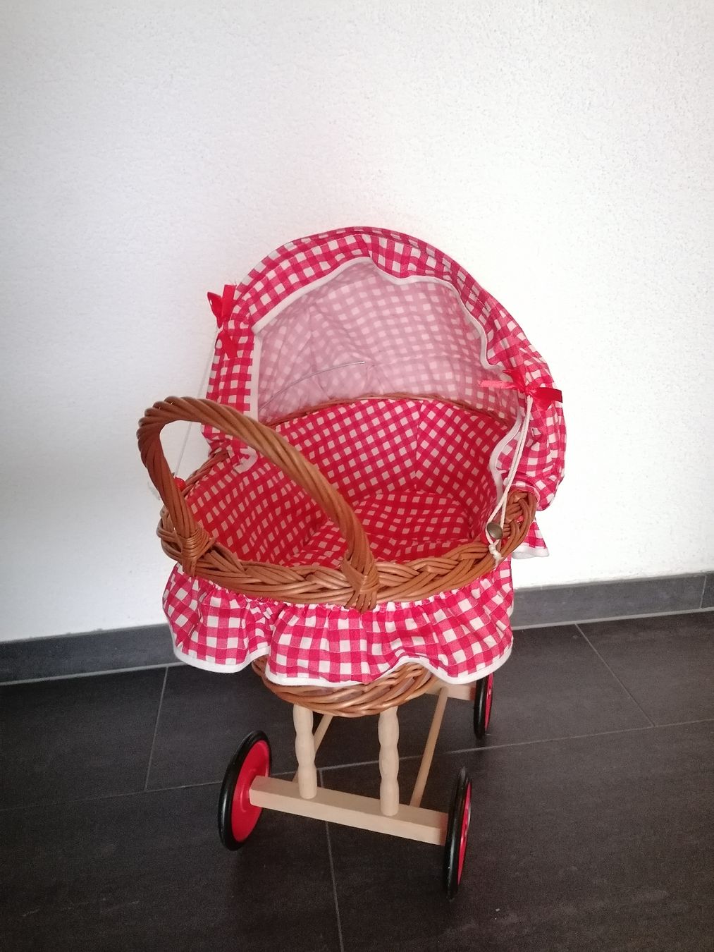Puppenwagen: Puppen Stubenwagen – Gebraucht aus Belp von  2