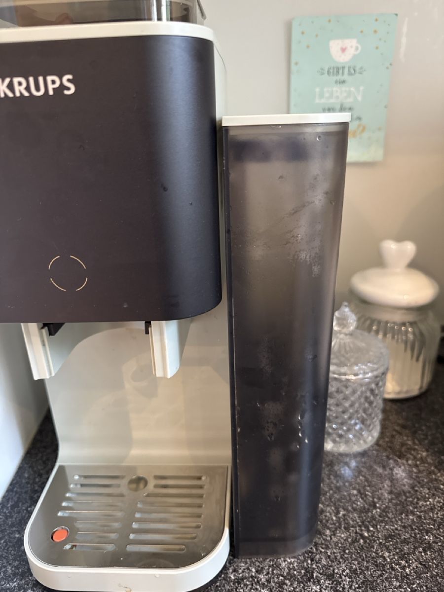 Krups Kaffeemaschinen & Espressomaschinen: Krups Kaffeemaschine Wassertank mit Kalkablagerungen – Gebraucht aus Mollis von aramis013