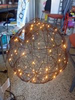 Beleuchtete Kugel mit Lichterkette und Netzteil gut