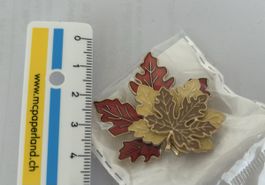Brooch - maple leaf - new