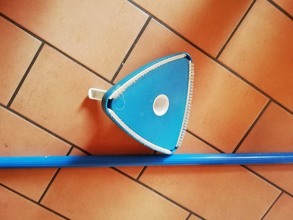 Schwimmbad: Brosse pour piscine – Gebraucht aus La Sagne VD von bri_d6b5
