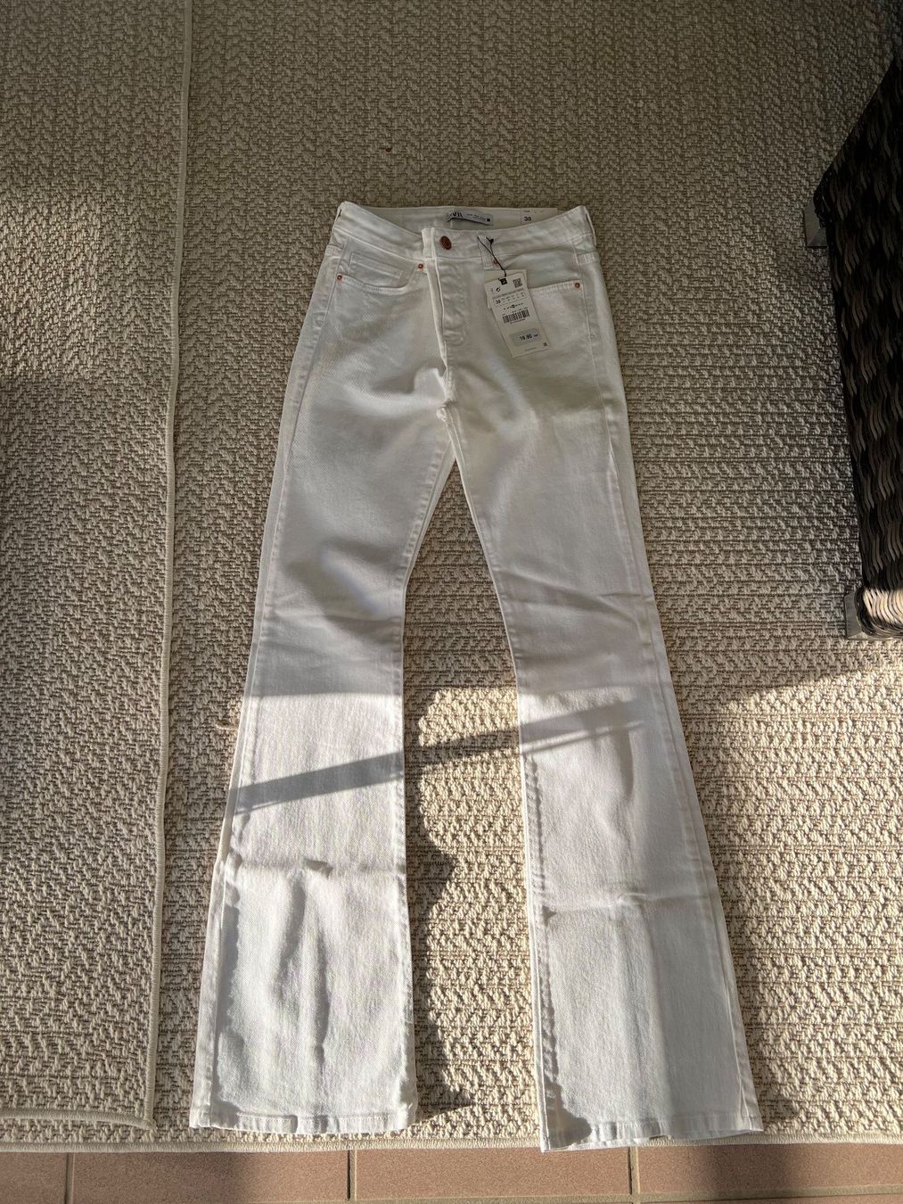 Zara Jeans: Zara Flare White Jeans 38 – Nuovo (secondo la descrizione) da Ebmatingen venduto da Charliz